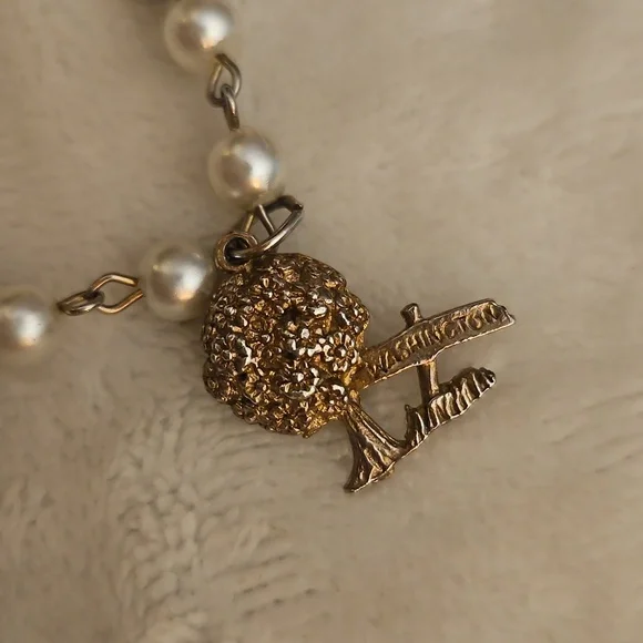 Vintage Faux Pearl Washington DC Buildings Souvenir Travel Charm Bracelet - Picture 5 of 7